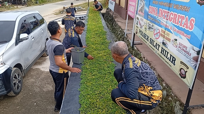 Polsek Silat Hilir aksi bersih-bersih lingkungan kantor