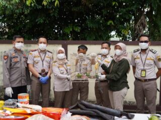 Kalbar dalam Bahaya? Barantin Ambil Langkah Tegas Musnahkan Komoditas Ilegal Asal Malaysia!